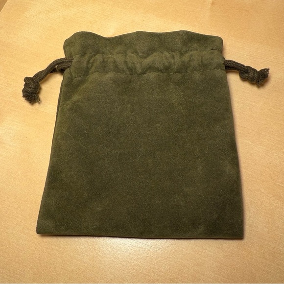 LA MER Skincare Set & Pouch | Travel Size (3pc) | Velvet Green Drawstring Pouch - Picture 8 of 9